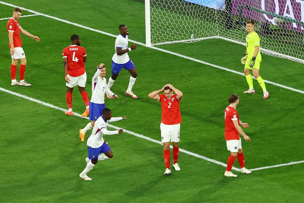 Gol bunuh diri Maximilian Wober (2) membawa Prancis unggul 1-0 atas Austria pada babak pertama Euro 2024 / Reuters-Bernadett Szabo