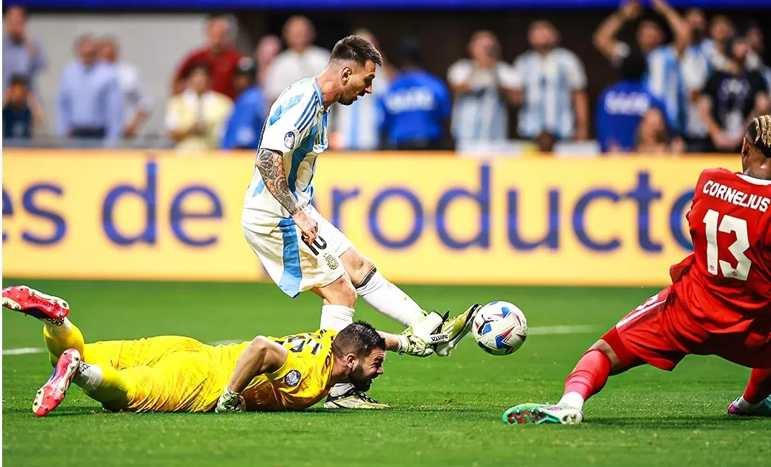 Lionel Messi memimpin Argentina menang 2-0 atas Kanada pada semifinal Copa America 2024, Rabu (10/7). (twitter)