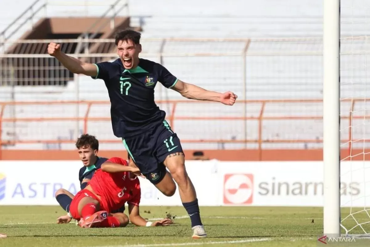 Pemain Timnas Australia U-19 Jake Najdovski melakukan selebrasi usai mencetak gol ke gawang Vietnam.